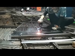 303 歩道チャネル ガルバネイド 安全格子 滑り切れない 穴が開いた 階段の脚台 金属格子